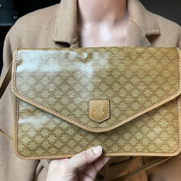 Authentic Celine vintage leather crossbody bag M05 (A2083) - Picture 2 of 13